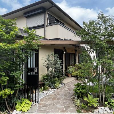 緑とシャープなフレームが印象的なファサード空間 東京都西東京市関連画像 緑とシャープなフレームが印象的なファサード空間 東京都西東京市関連画像